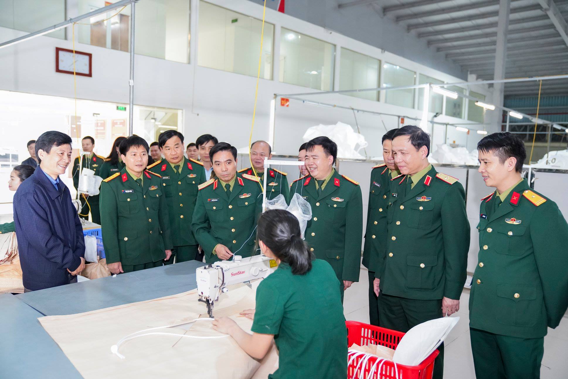 tu-lenh-quan-khu-tham-kiem-tra-va-lam-viec-voi-cong-ty-co-phan-nhua-va-bao-bi-vinh